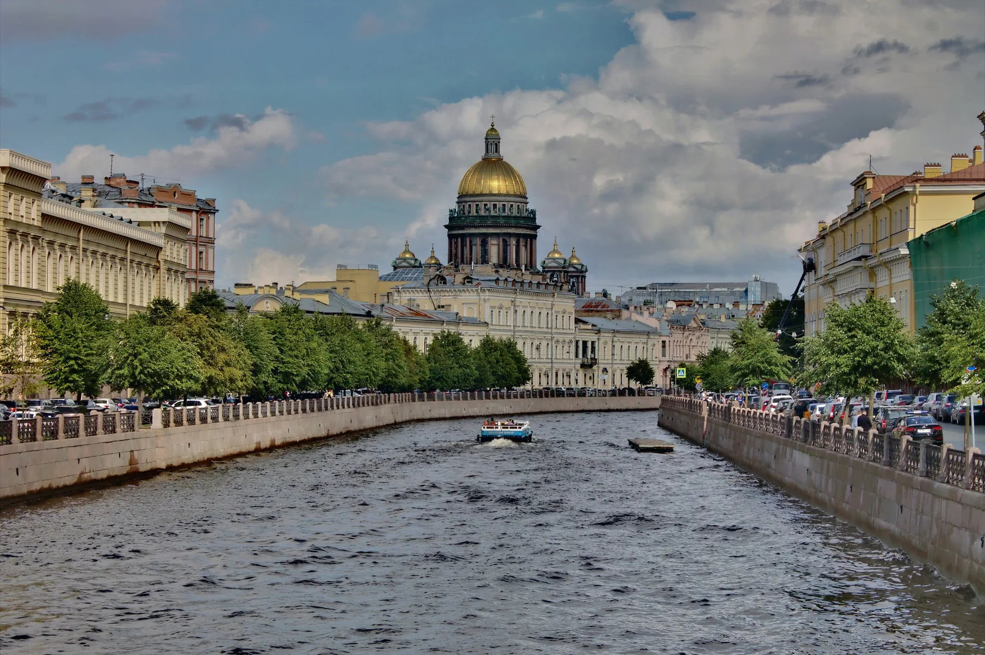 Вид на Исаакиевский собор с Поцелуева моста Вид на Исаакиевский собор с Поцелуева моста