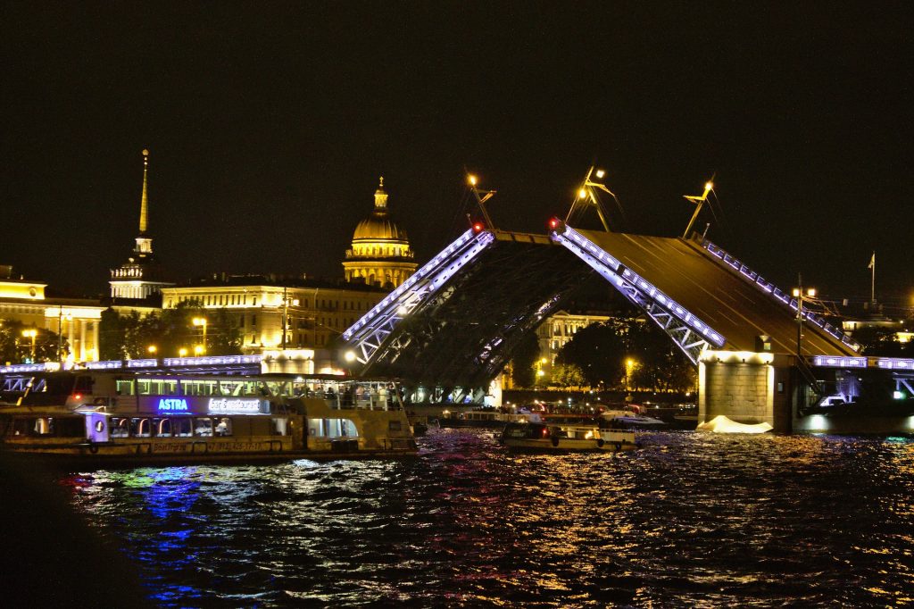 Санкт-Петербург. Разводка Дворцового моста через Неву Санкт-Петербург. Разводка Дворцового моста через Неву