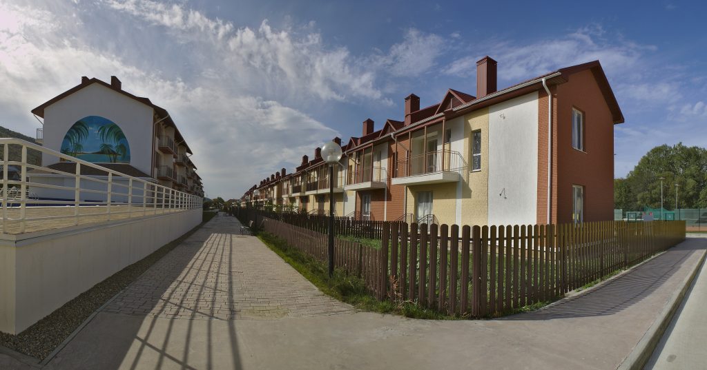 Изумрудная долина. Двор